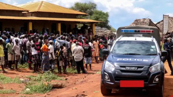 Panic in Kisumu as a young gunman with AK-47 opens fire on police officers