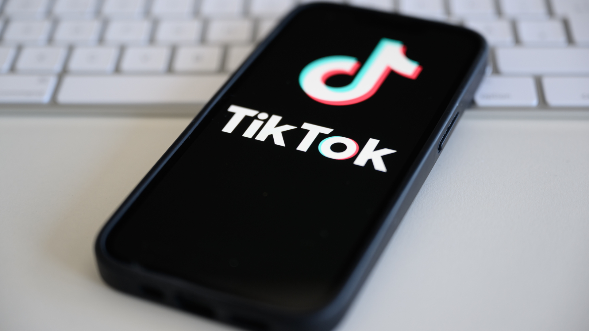TikTok Introduces AI Outline And Smart Split
